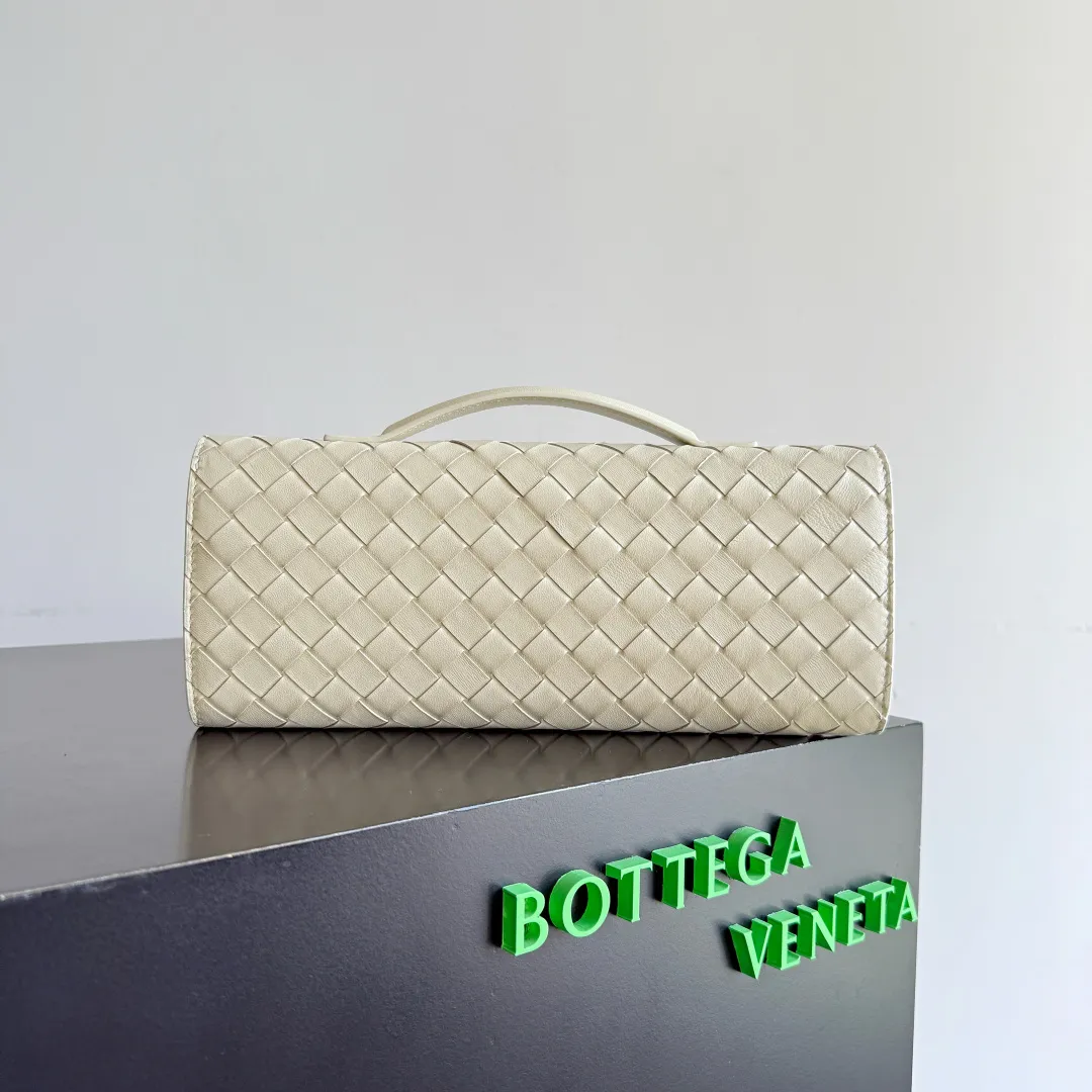 Batch 1720 Bottega Veneta clutch bags are shipping! The carefully crafted latch opening and closing is like a small key, giving us a sense of ritual every time we use this bag. The innovative design this time is to make the latch part into the shape of a small daisy. The originally elegant and restrained style instantly adds some playfulness, and matches with a skirt. Going out for a picnic or admiring the scenery will add to the overall look🌸🌸The heavily crafted daisy is lifelike and full of exquisiteness. The fixed rope is also decorated with a winding golden rope and a small leaf, echoing the daisy. The whole bag looks very coordinated. Style number: 836810 (741511) Size: 31*13*3cm